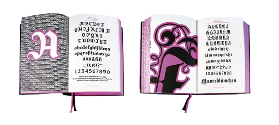 Images du livre "Fraktur Mon Amour", ouvert. Majoritairement blanc, violet et noir, on y voit deux alphabets en caractères gothiques.