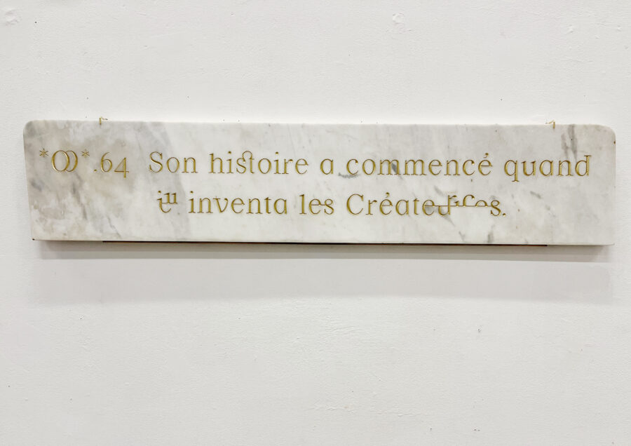 Source : Maubouss M., typographie inclusive sur marbre, typographie Homoneta, Lamouroux Q., Galerie de l'erg (Bruxelles). 2022.