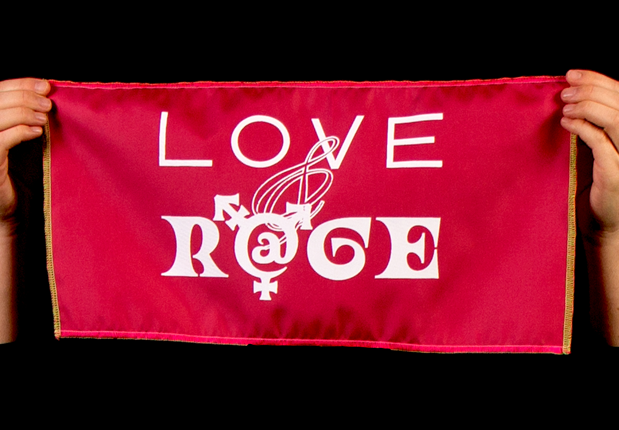 La phrase LOVE & RAGE sérigraphiée seule en blanc sur satin rose