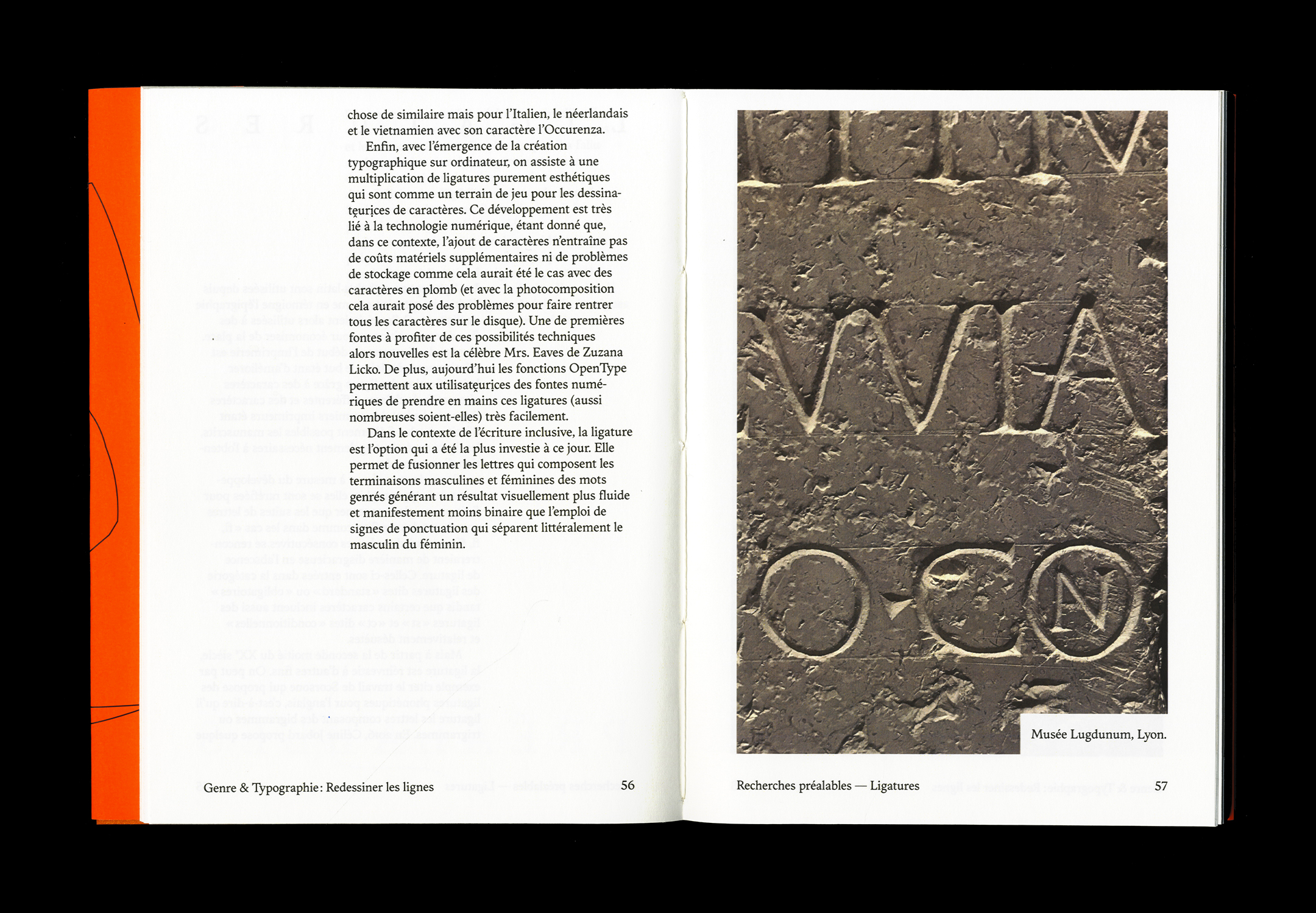 Vue d'une double-page du texte, avec une photo de lettres gravées dans la pierre.