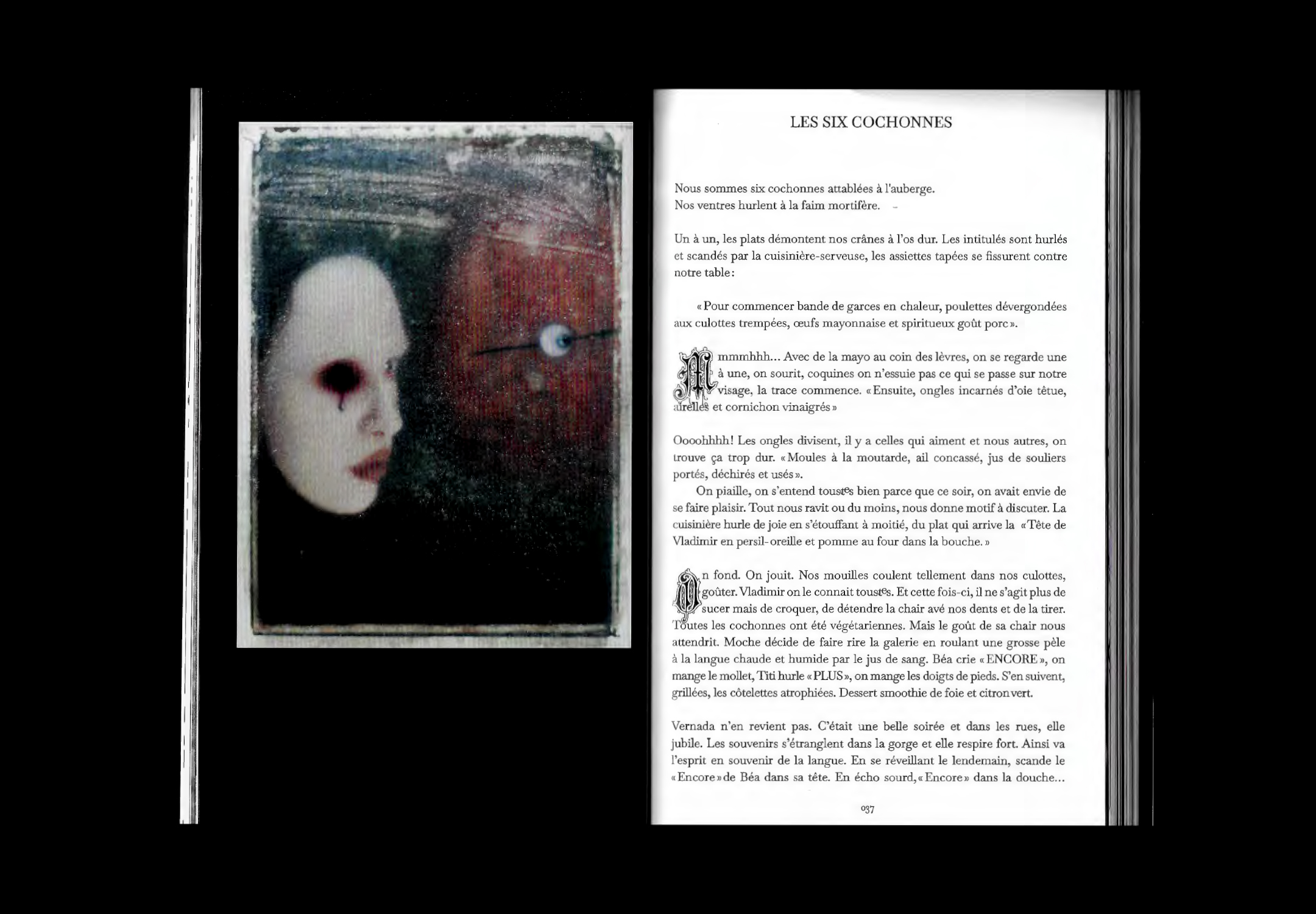Vue d'une double page, à gauche une photo sur fond noir et à droite du texte.