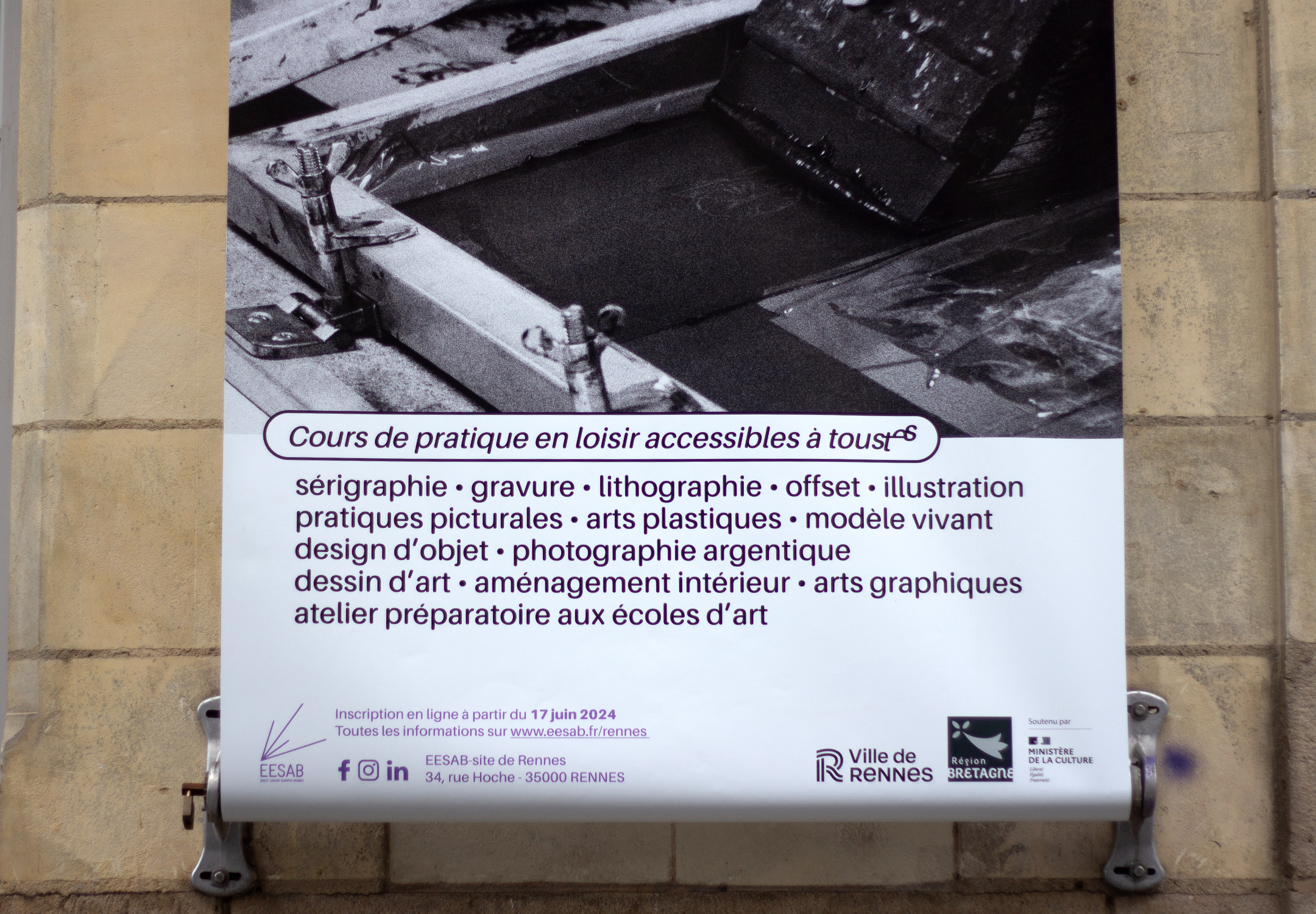 Photo du kakémono affiché sur la facade de l'école