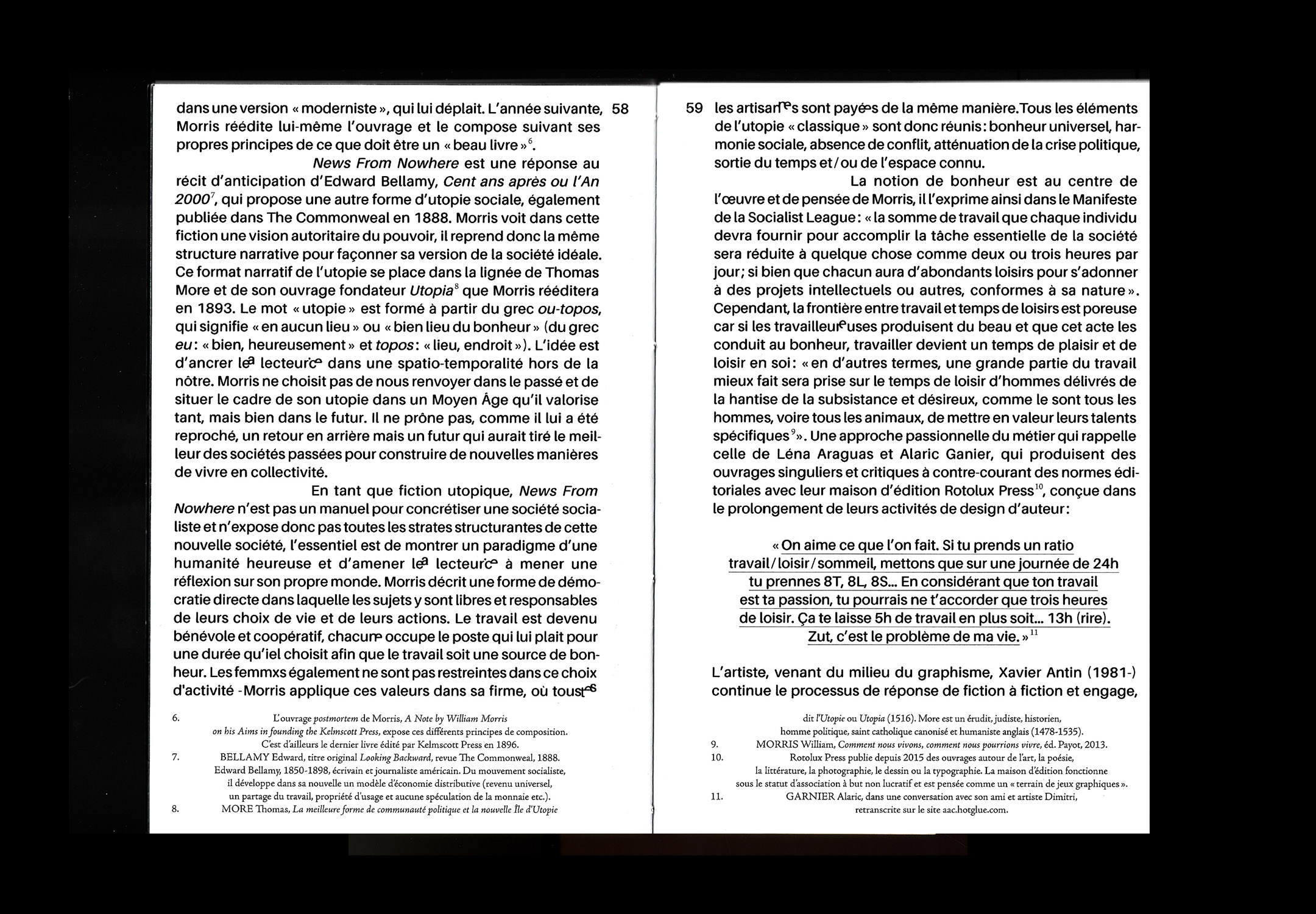 Double page du mémoire. Texte courant en noir justifié, notes centrées en bas de page