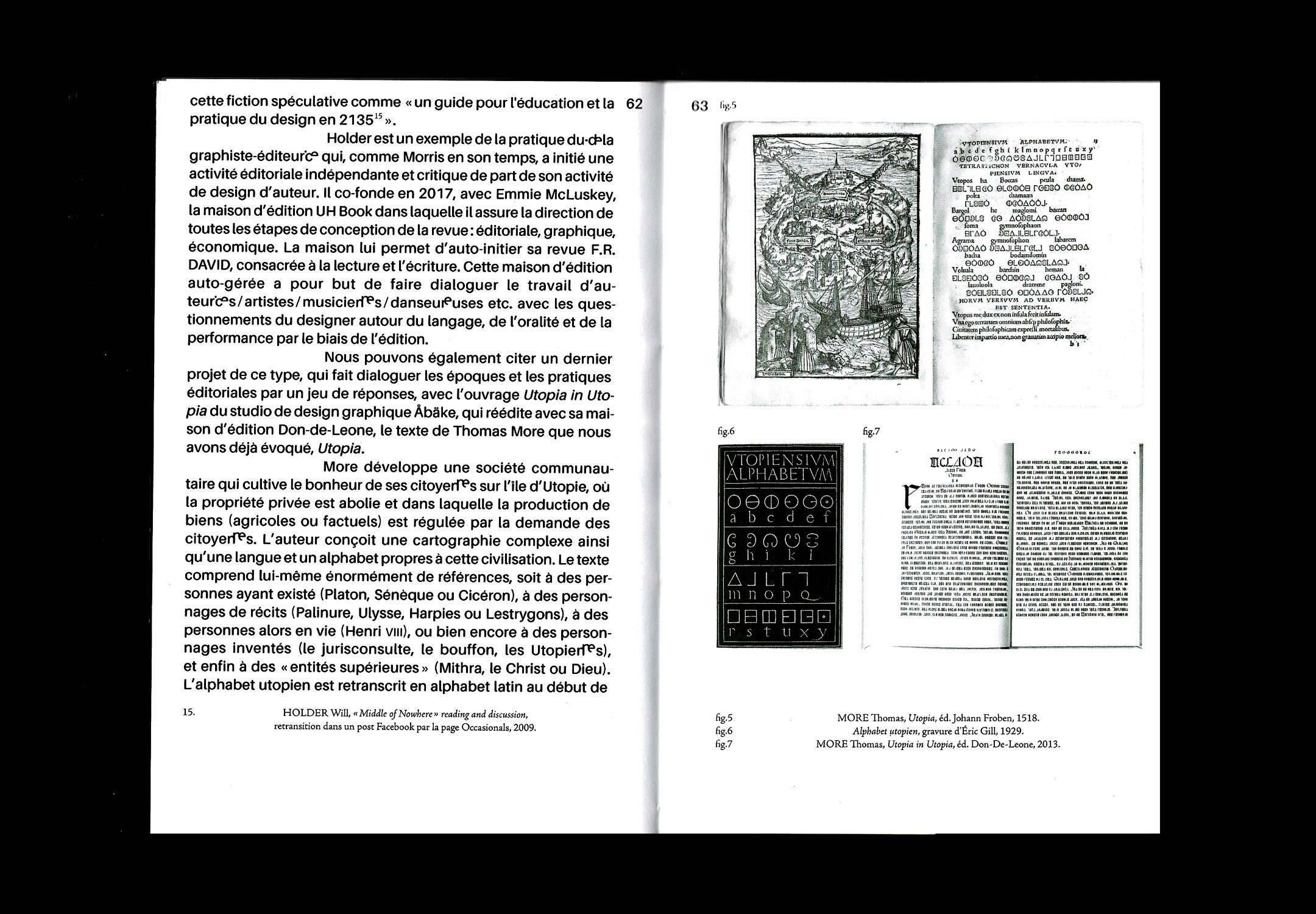 Double page du mémoire. À gauche texte courant en noir justifié, notes centrées en bas de page. Sur la page de gauche on peut voir des pages d'éditions de Utopia de Thomas More.