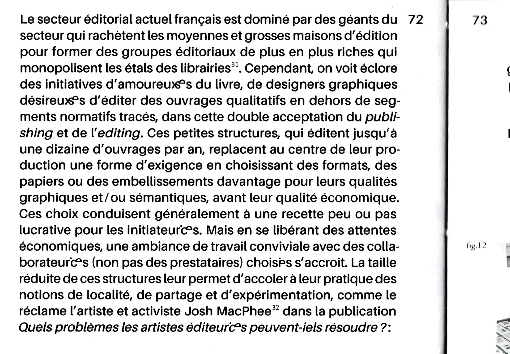 Focus sur des détails du texte faisant apparaître des glyphes post-binaires