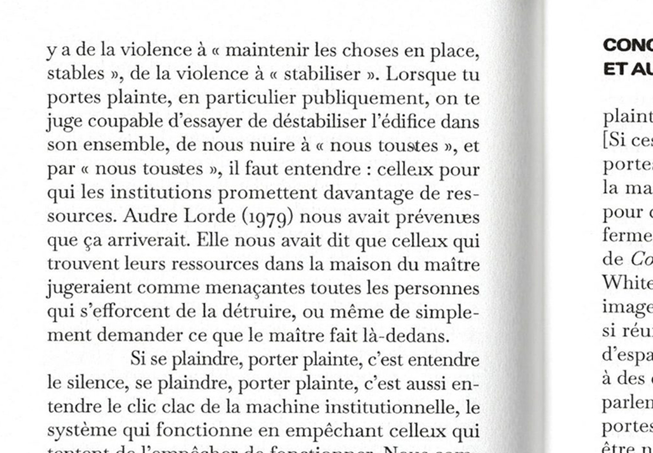 Détail d'une page du livre Vandalisme Queer avec des ligatures post-binaires