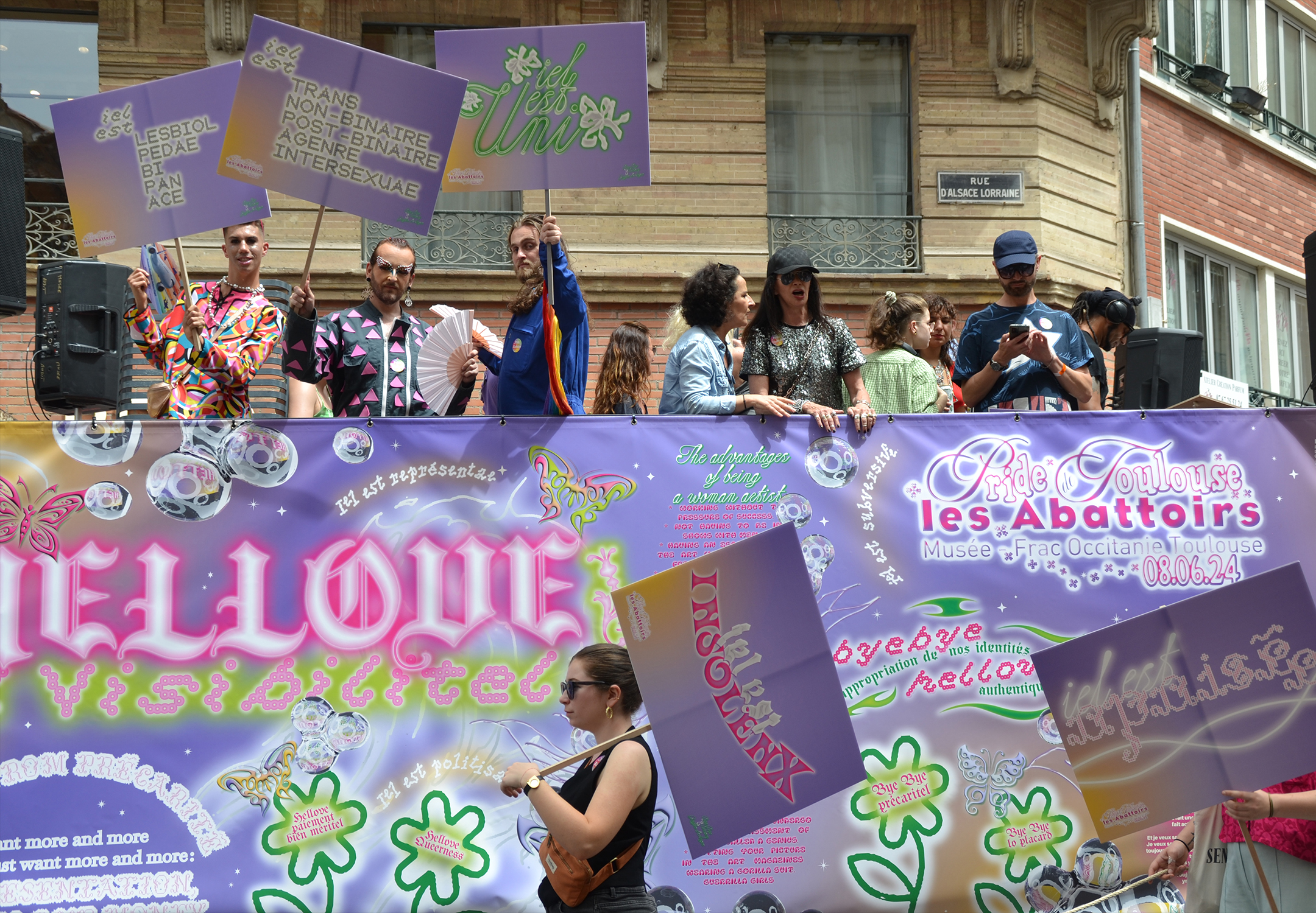 Photo du char pendant la pride.