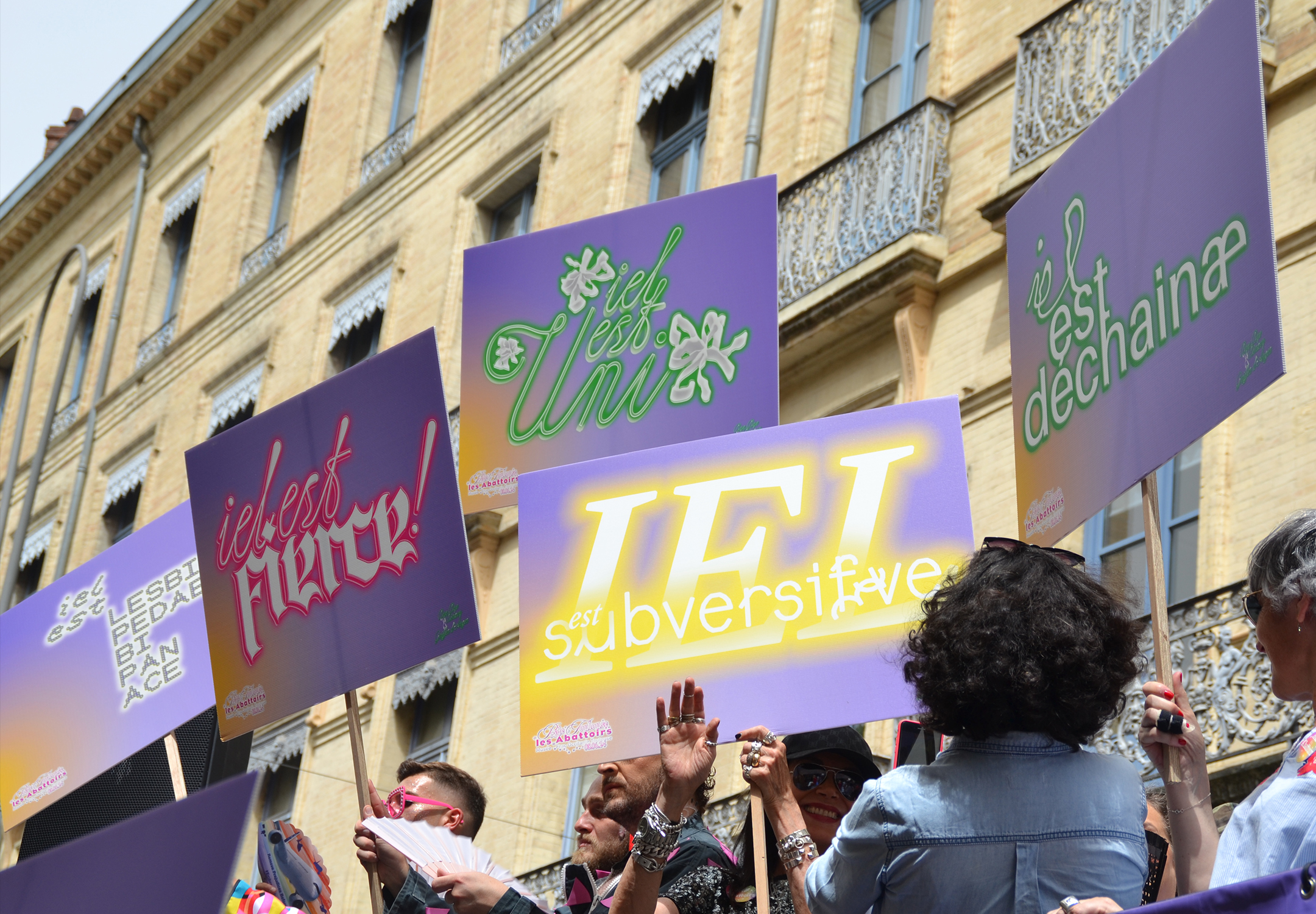 Photo de pancartes portées pendant la pride.