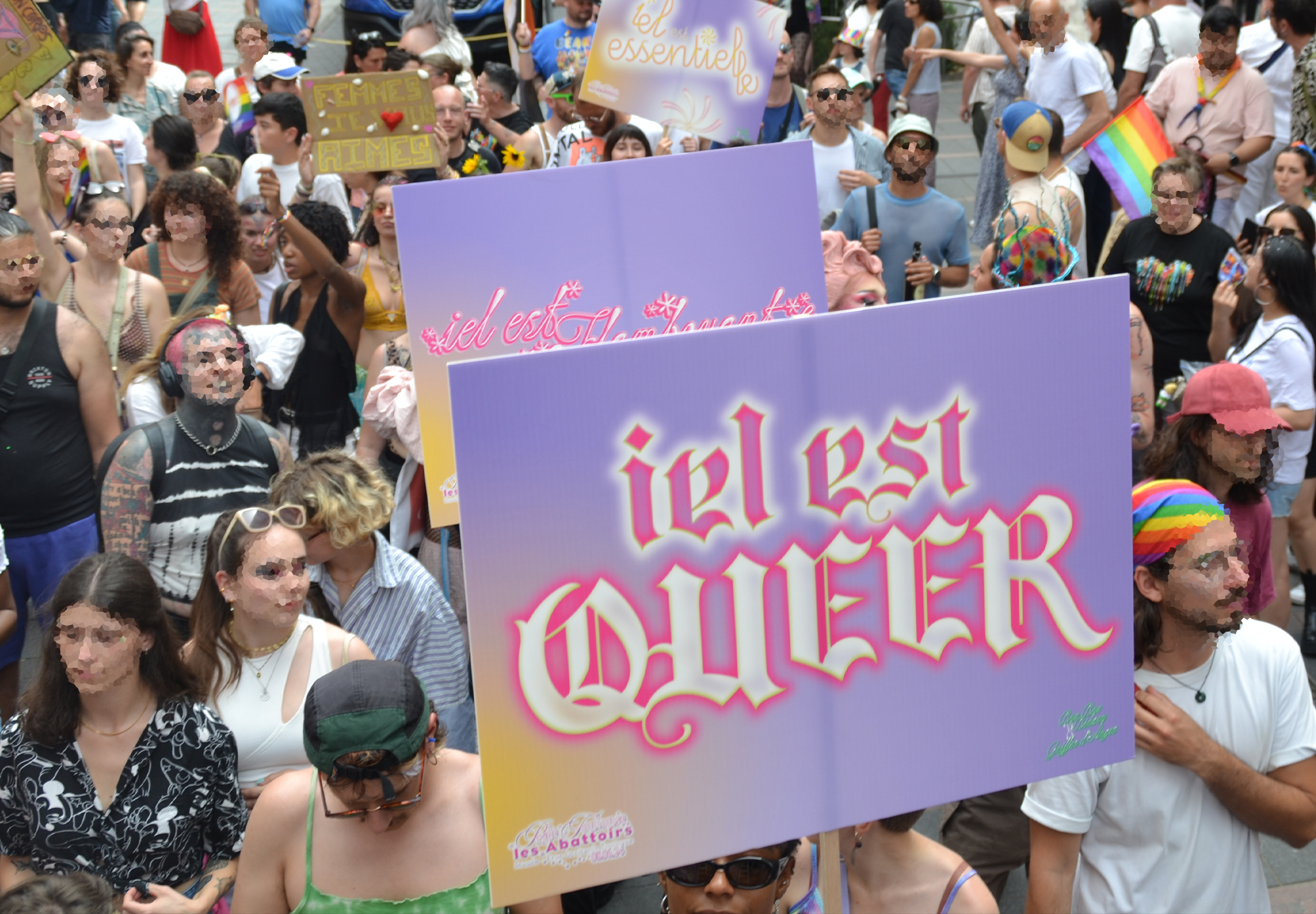 Pancartes portées pendant la pride.
