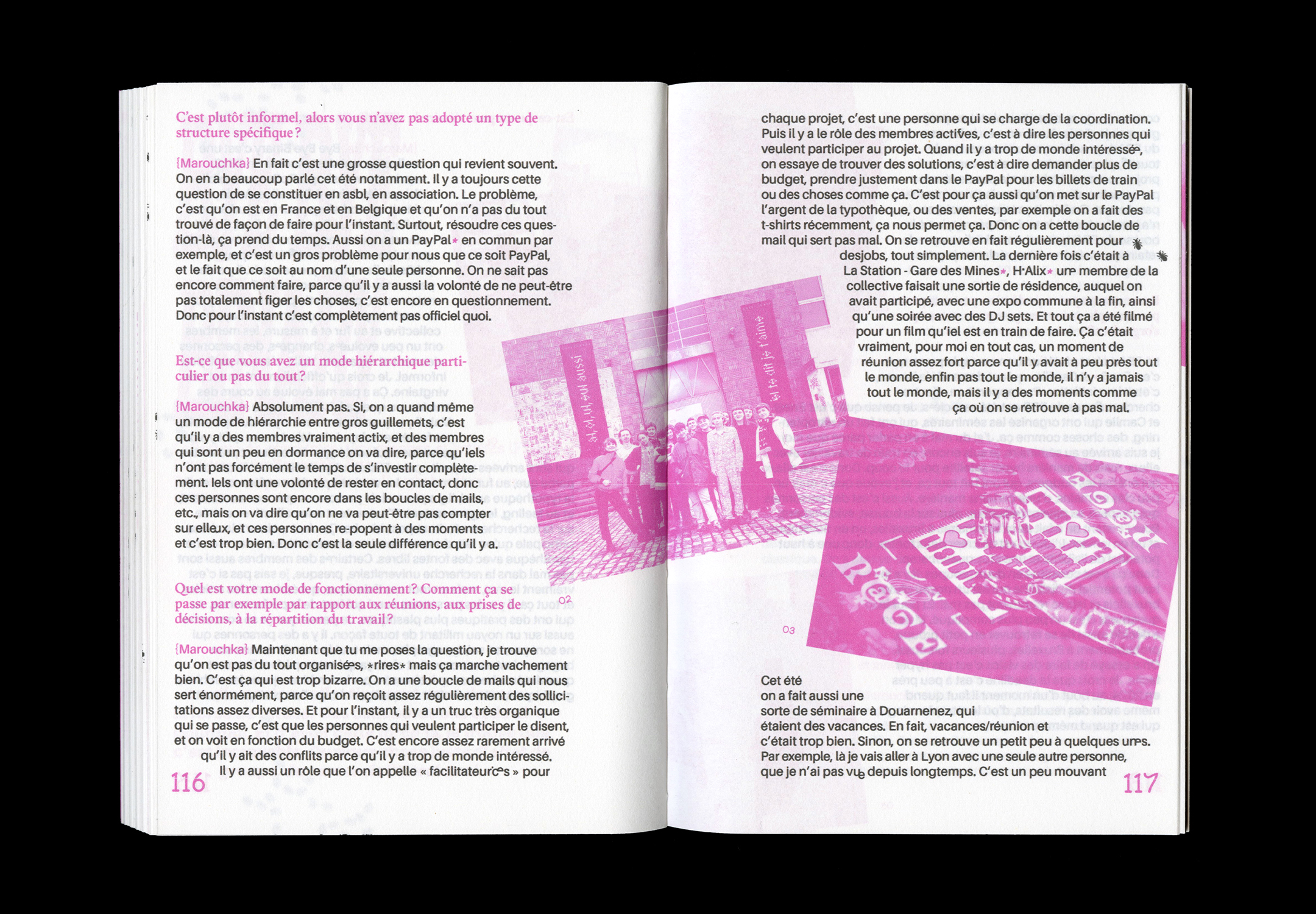 Double page intérieure du livre, texte noir et photos roses.
