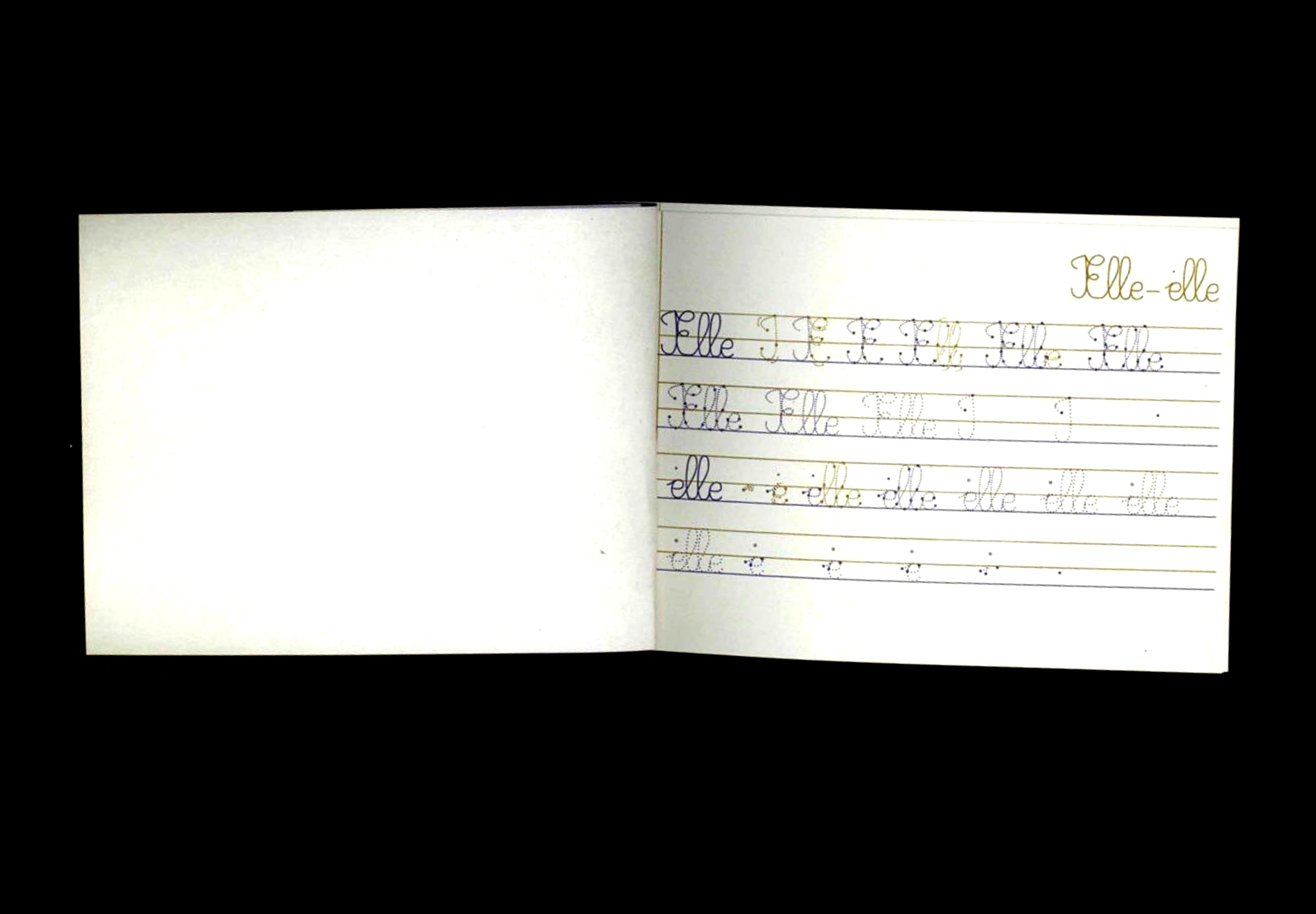 Vue d'une double-page intérieure du cahier d'écriture avec le pronom "they".